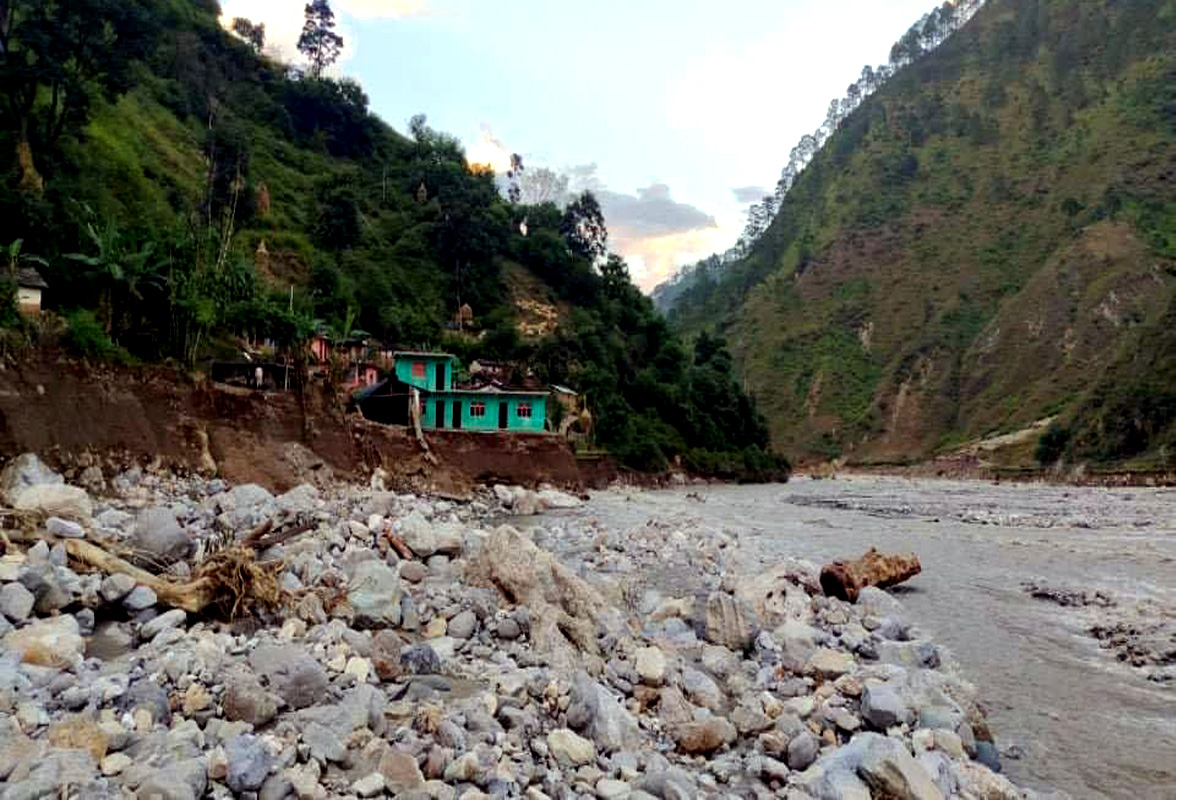 बाढीले विद्यालय बगाएपछि बझाङमा खुला चौरमा पढाइ